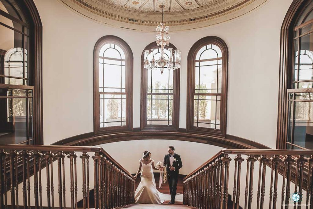 Merdivenlerde birlikte yürüyen Tuğba ve Mert