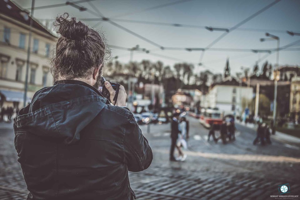 Prag caddesinde fotoğraf çeken Serhat Serkan Güzelsoy