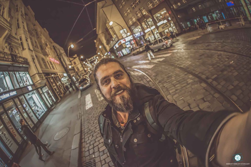 Gece sokaklarında selfie