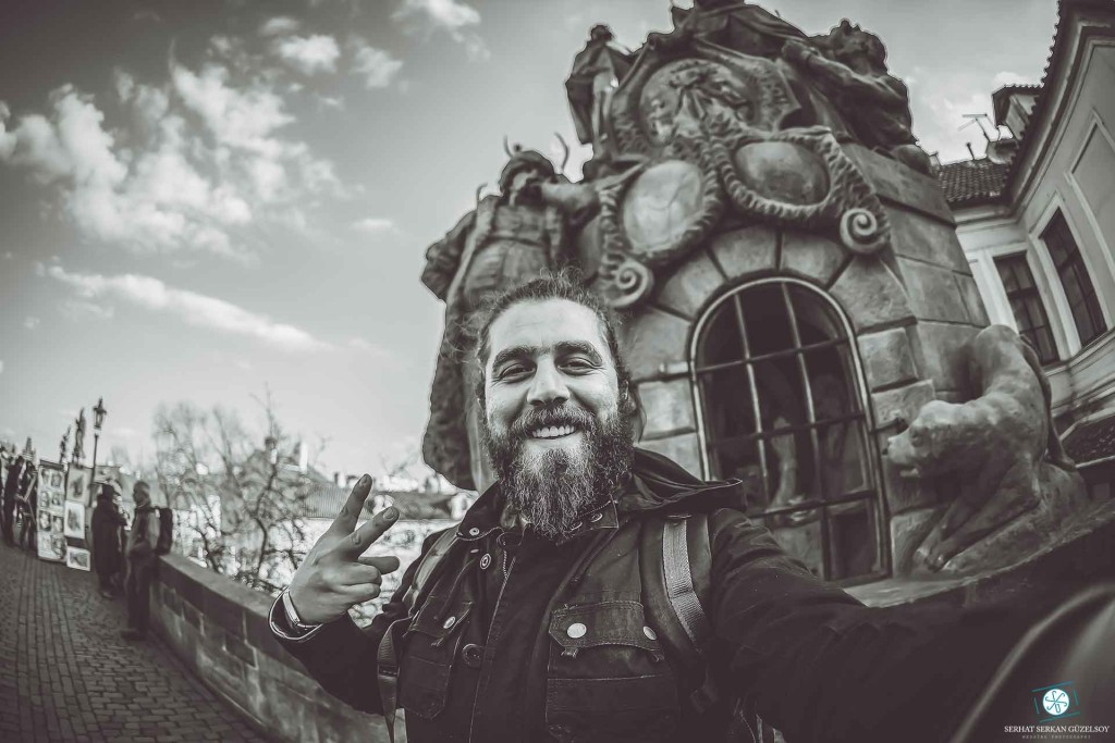 Prag sokaklarında Serhat Serkan Güzelsoy siyah beyaz selfie