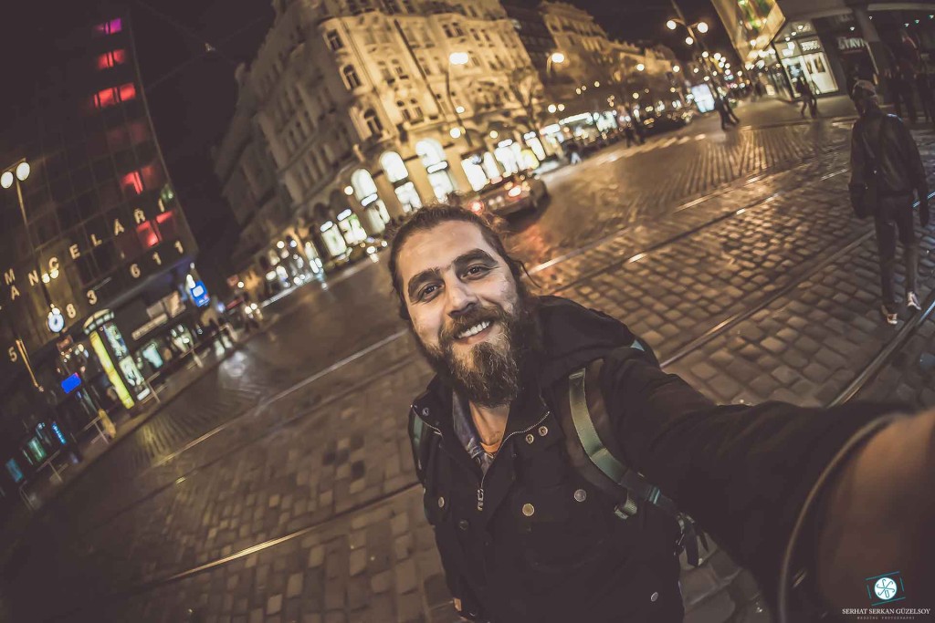 Gece şehir merkezinde Serhat Serkan Güzelsoy selfie