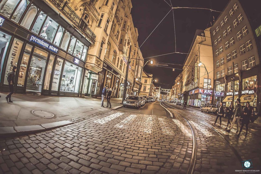 Gece tramvay yolları ve şehir caddesi