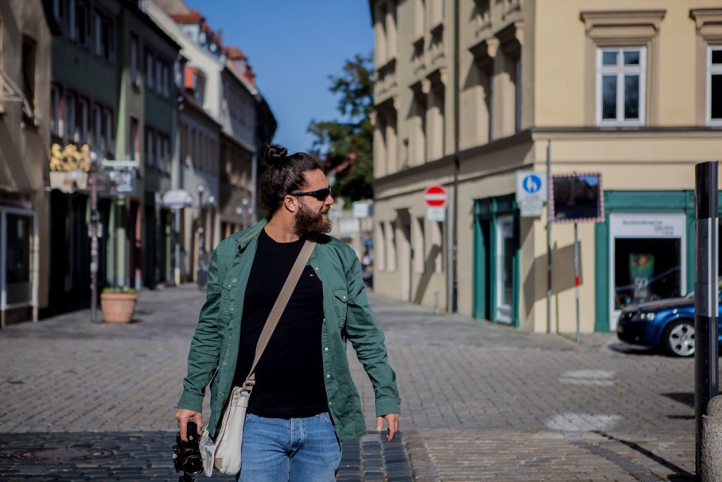 İstanbul düğün fotoğrafçısı Serhat Serkan Güzelsoy şehirde yürürken