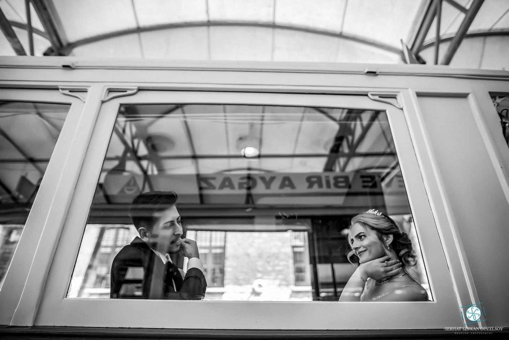 İstanbul şehir silueti önünde düğün çekimi