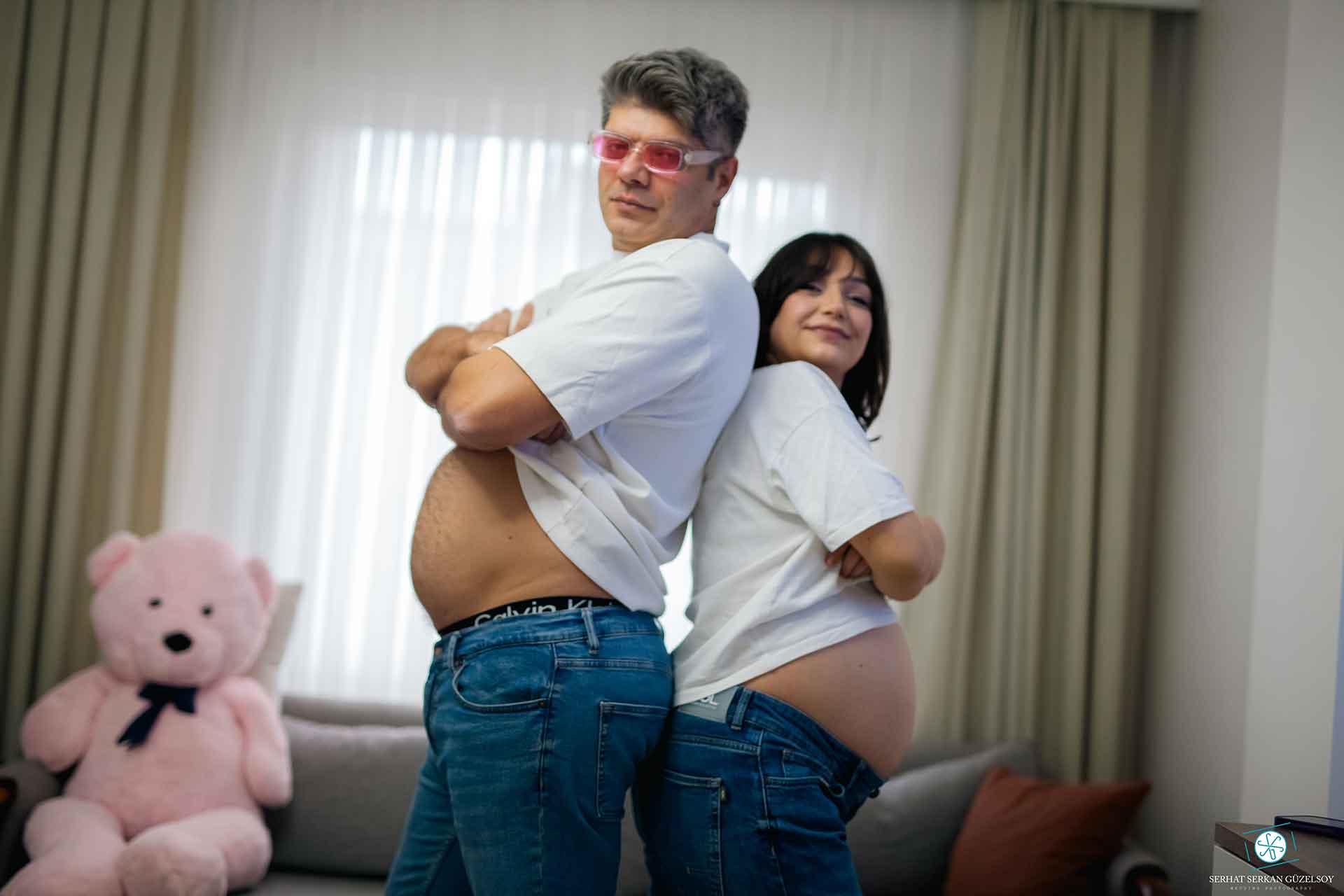 Doğada golden hour hamile çekimi