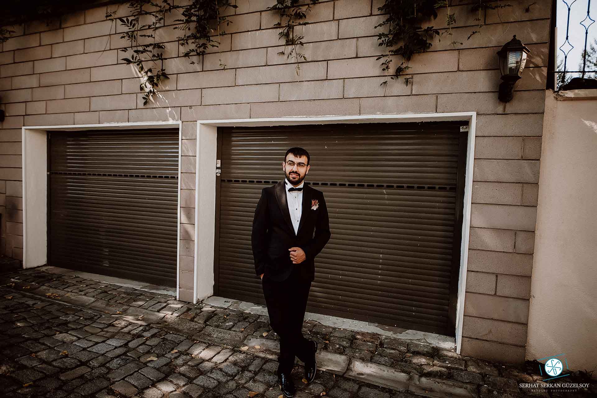 Baltalimanı sokaklarında düğün fotoğrafları ışık ve duvar dokusu 6