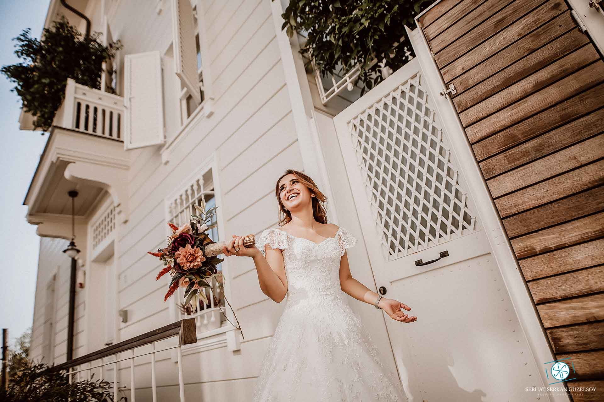 Baltalimanı sokaklarında düğün fotoğrafları doğal yakınlık 8