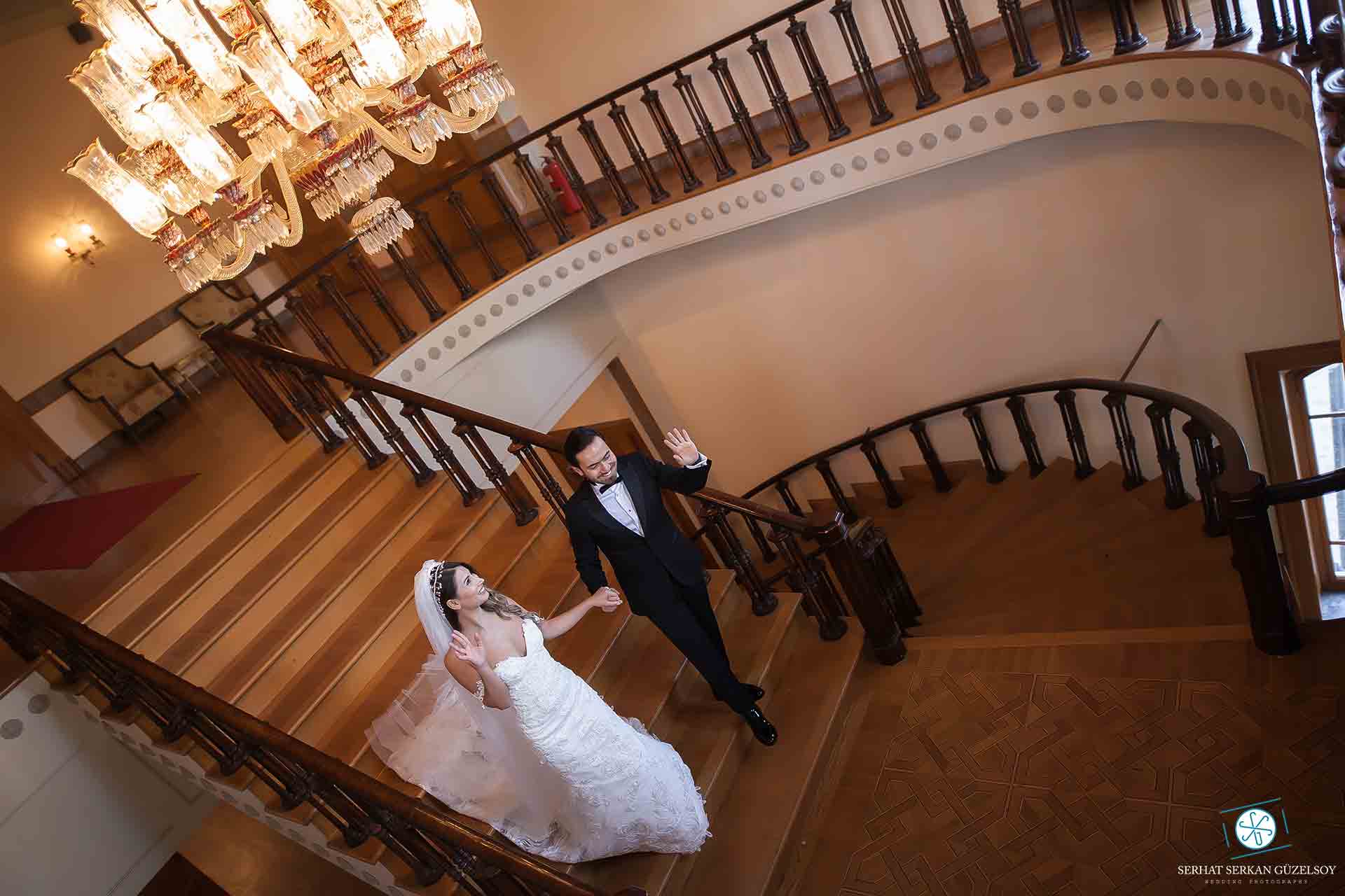 Gelin damat dış çekim pozları doğal düğün fotoğrafı