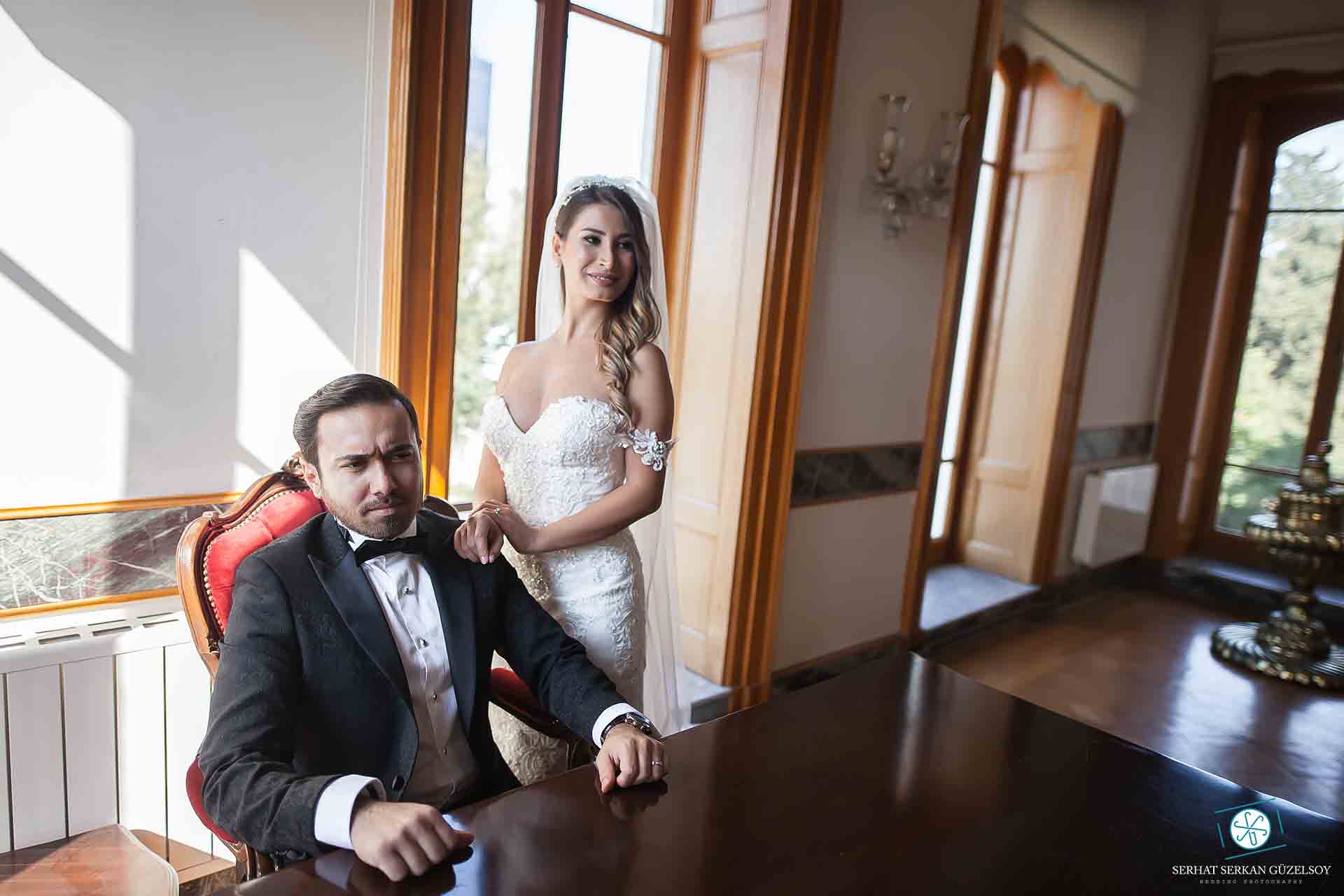 Gelin damat dış çekim pozları yürüyüş ve doğal bakış